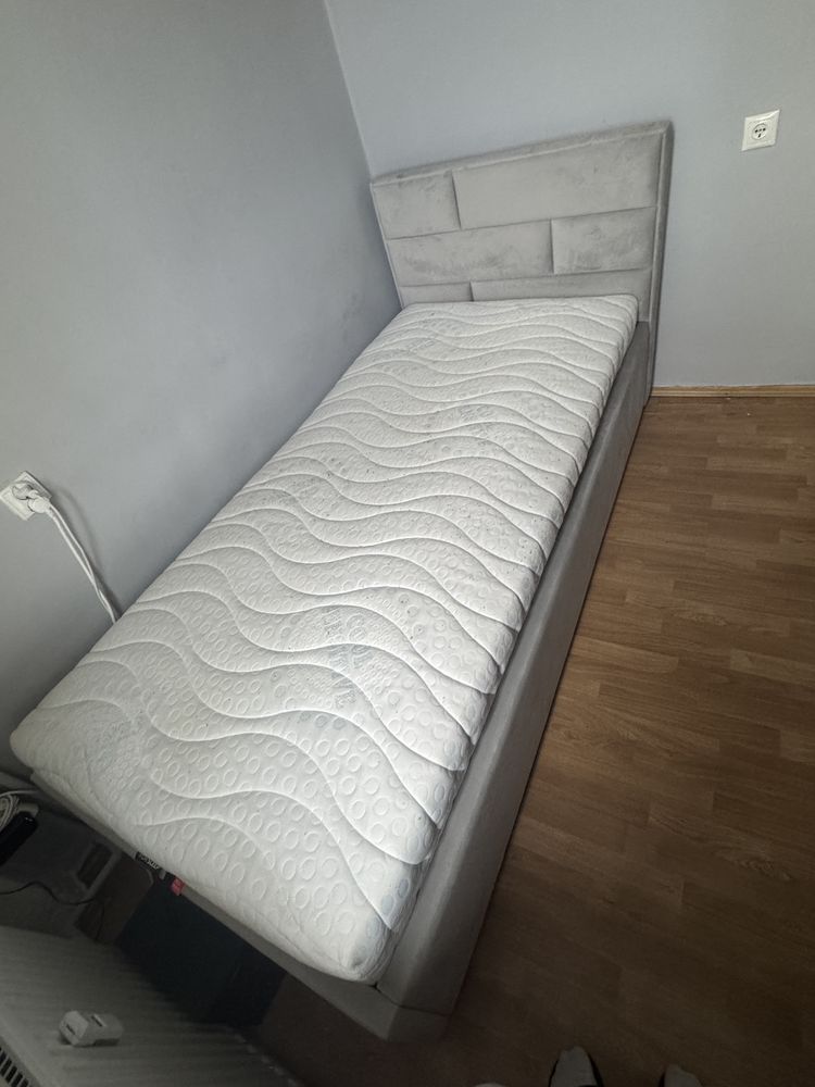 Lóżko tapicerowane z materacen