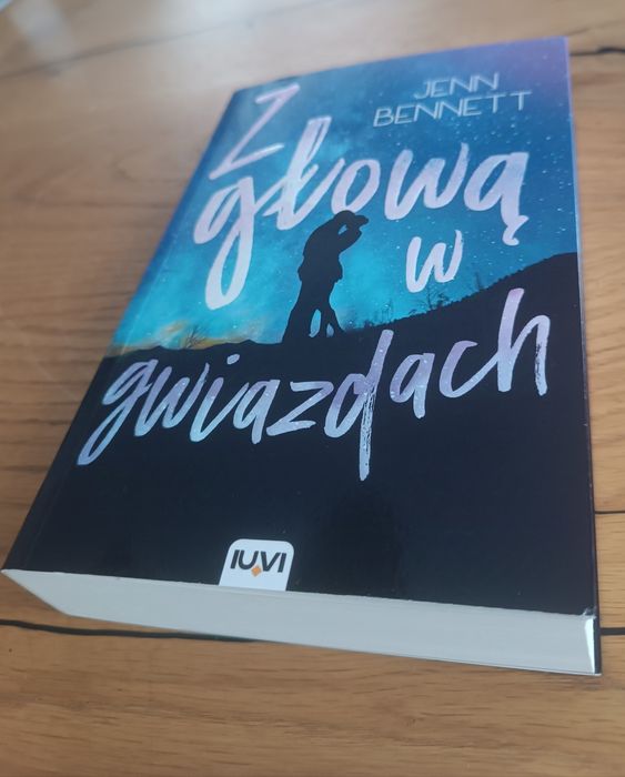 Z głową w gwiazdach, Jenn Bennett
