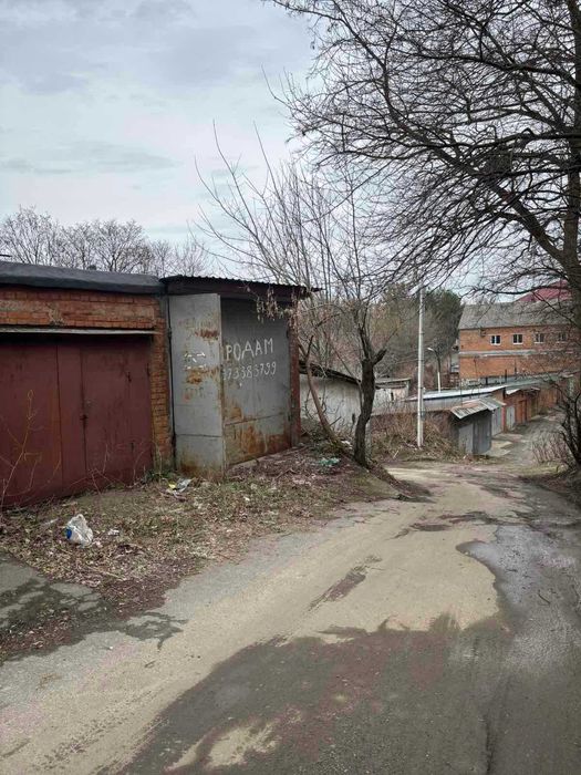 Гараж на Південно-Заході, поруч зупинки "Танк"