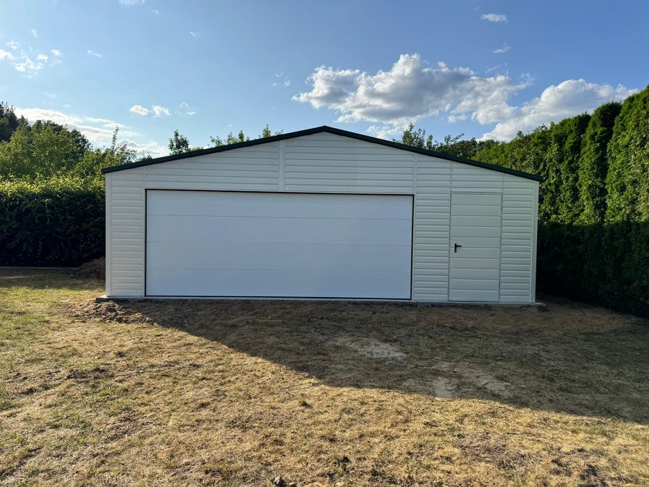 Garaz z bramą swgmentową dach na rąbek premia biały