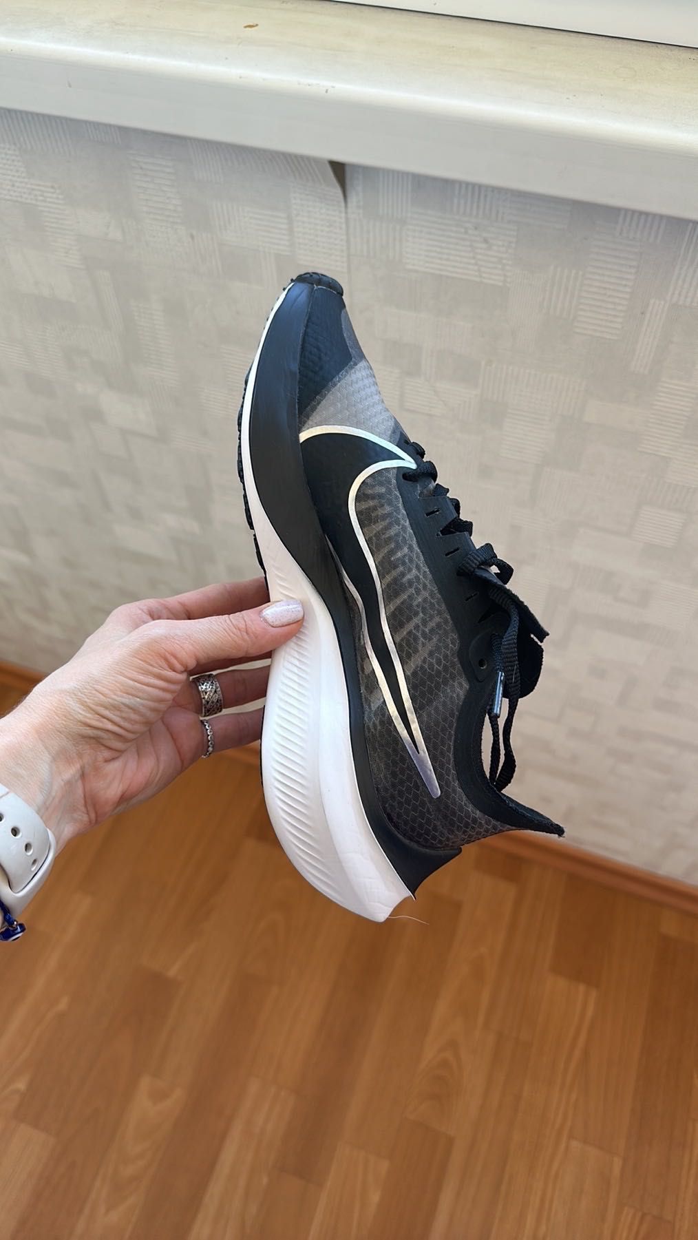 КРОСІВКИ NIKE ZOOM GRAVITY BQ3203 002
Нові оригінал розмір us 6 (23см)