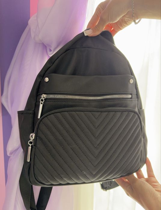 Маленький чорний вмісткий рюкзак