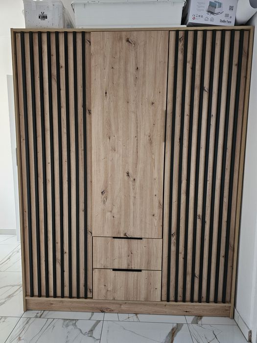 Trzydrzwiowa szafa z lamelami 155cm dąb artisan