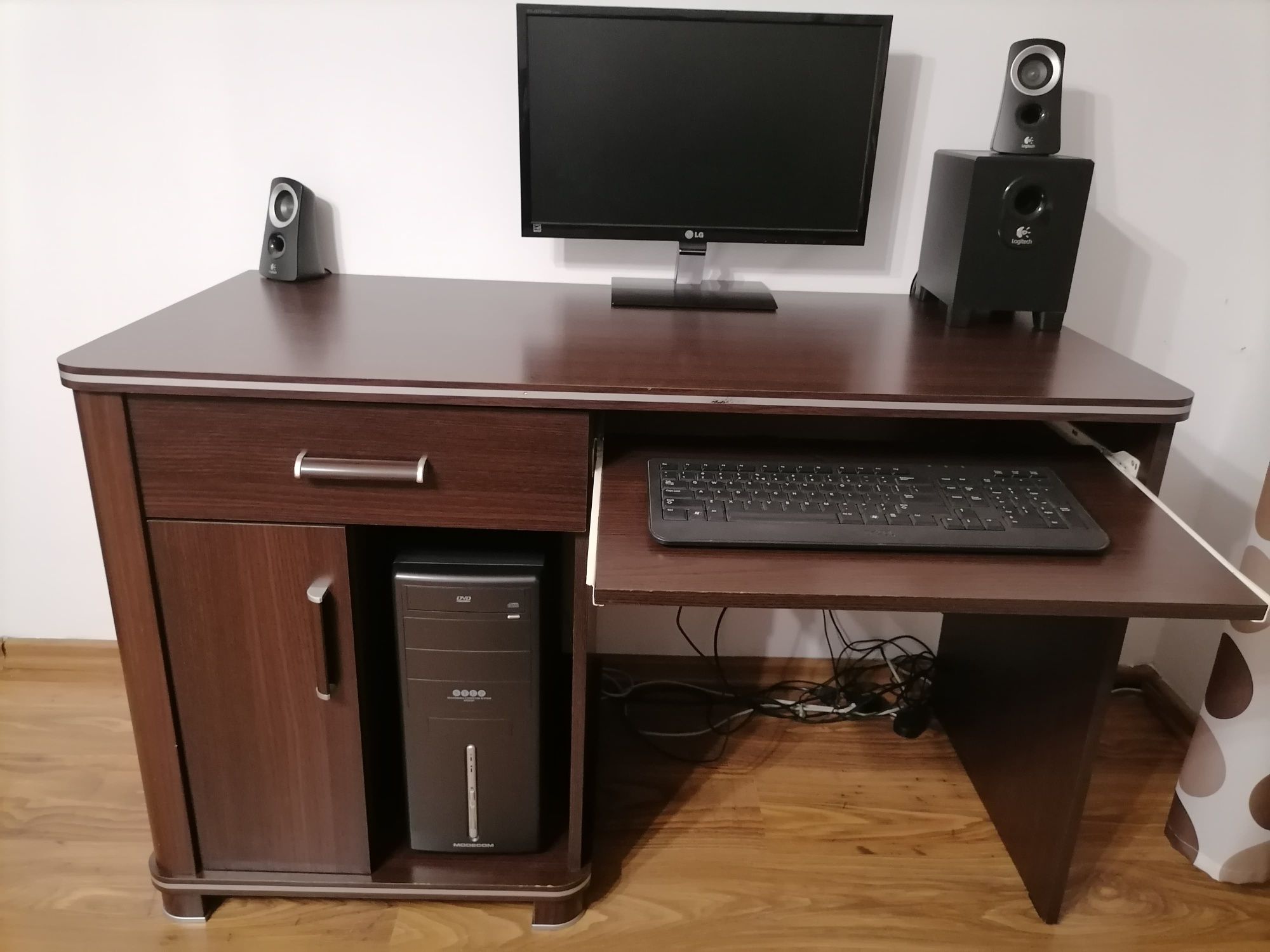Duże solidne biurko