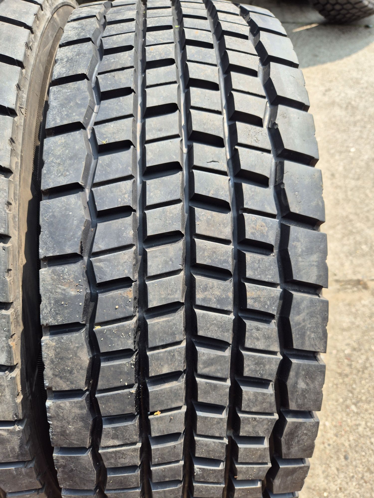 Opony 265/70r19.5