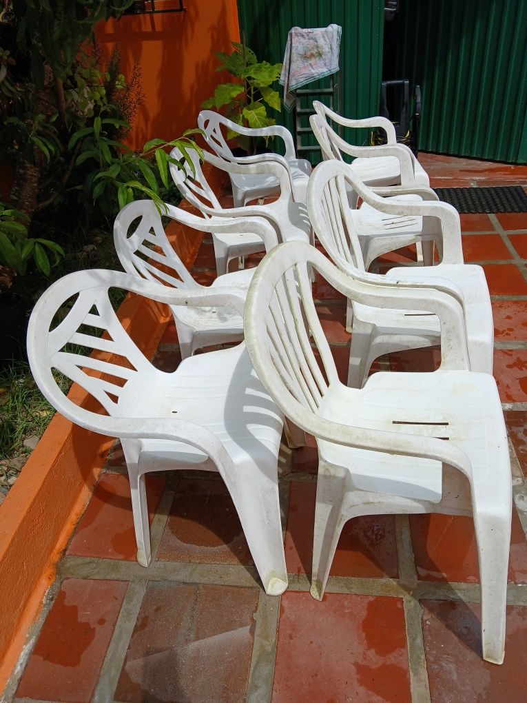 Cadeiras de plástico