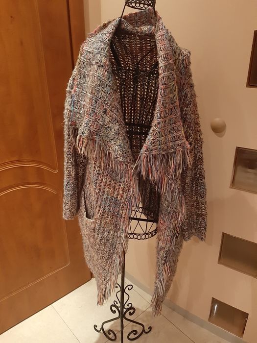 Długi kolorowy sweter oversize frędzle May design kolekcja boho kolory