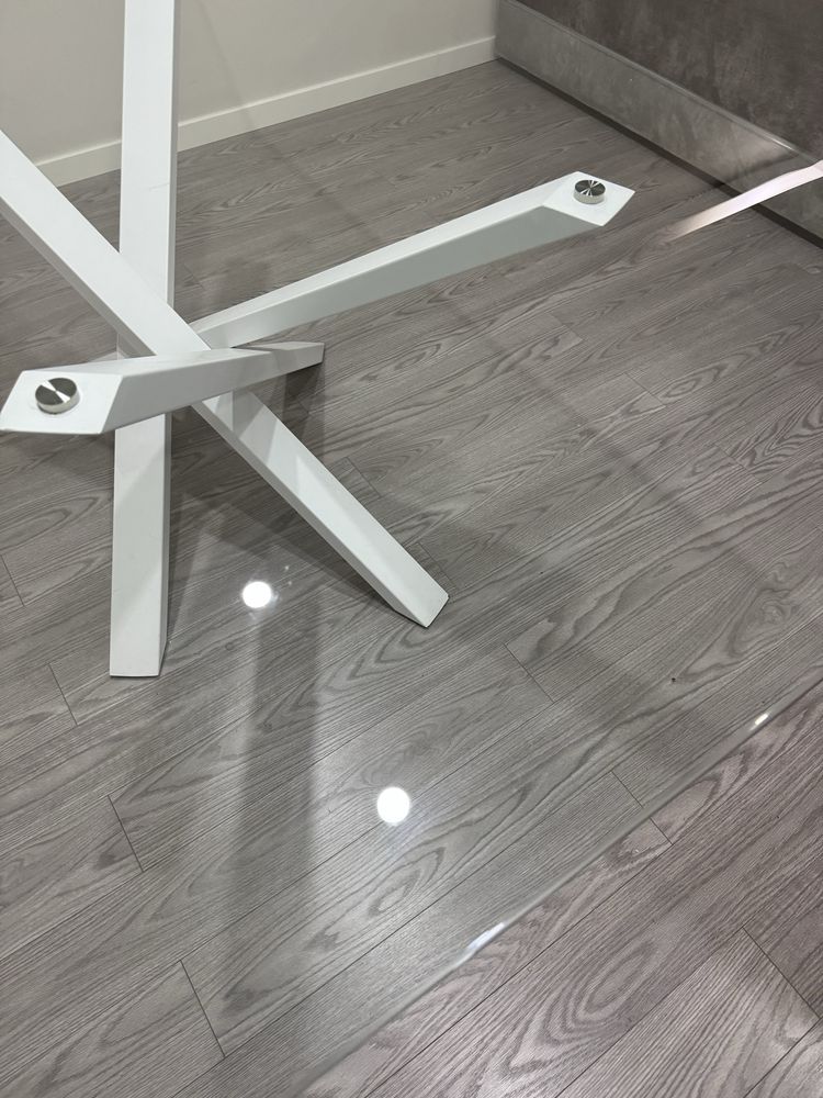 Mesa de jantar de vidro e metal branco