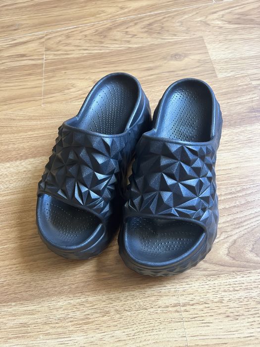 Жіночі шлепанці сандалі з діамантовим дизайном