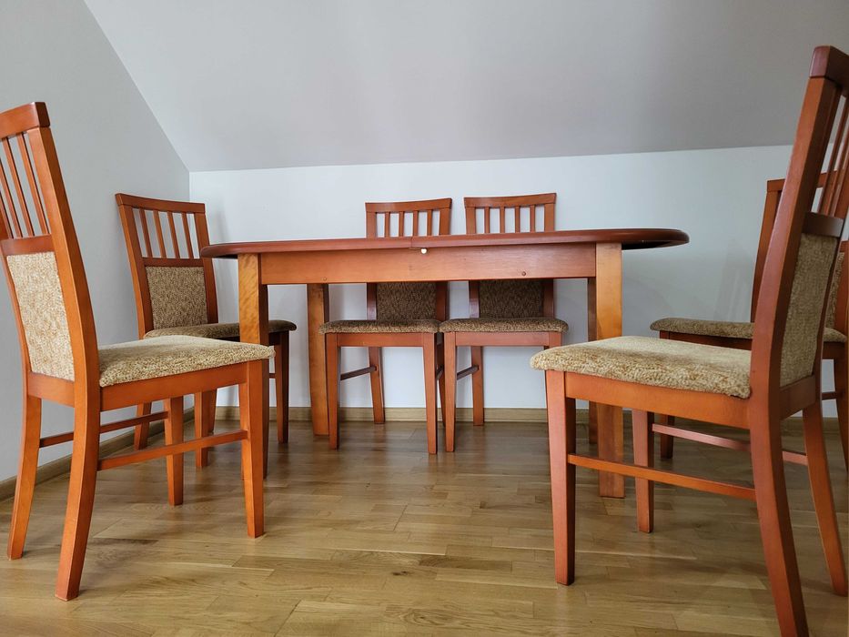 Stół z sześcioma krzesłami
