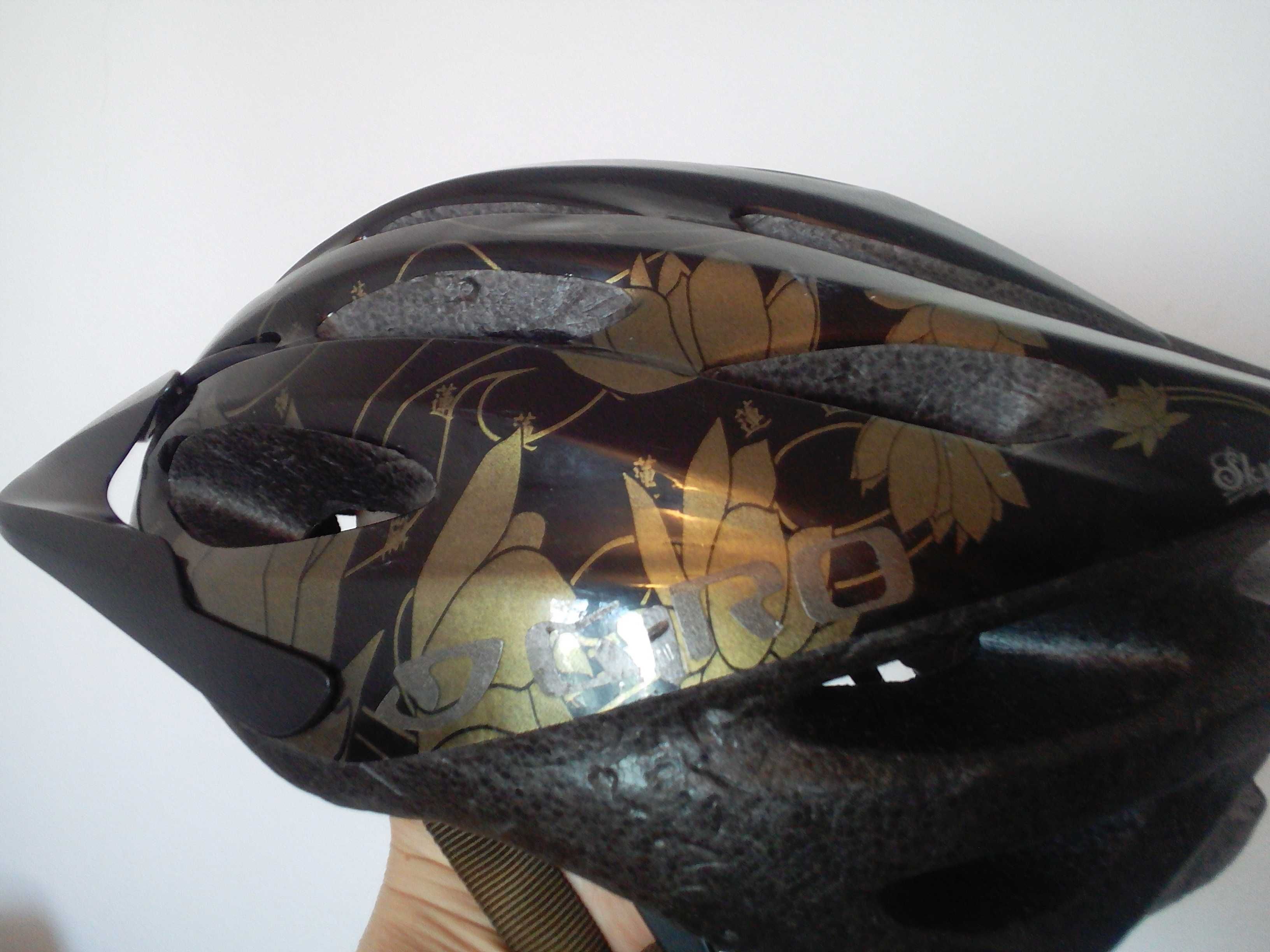 Kask rowerowy Giro, młodzieżowy, czarny, motywy złote khaki