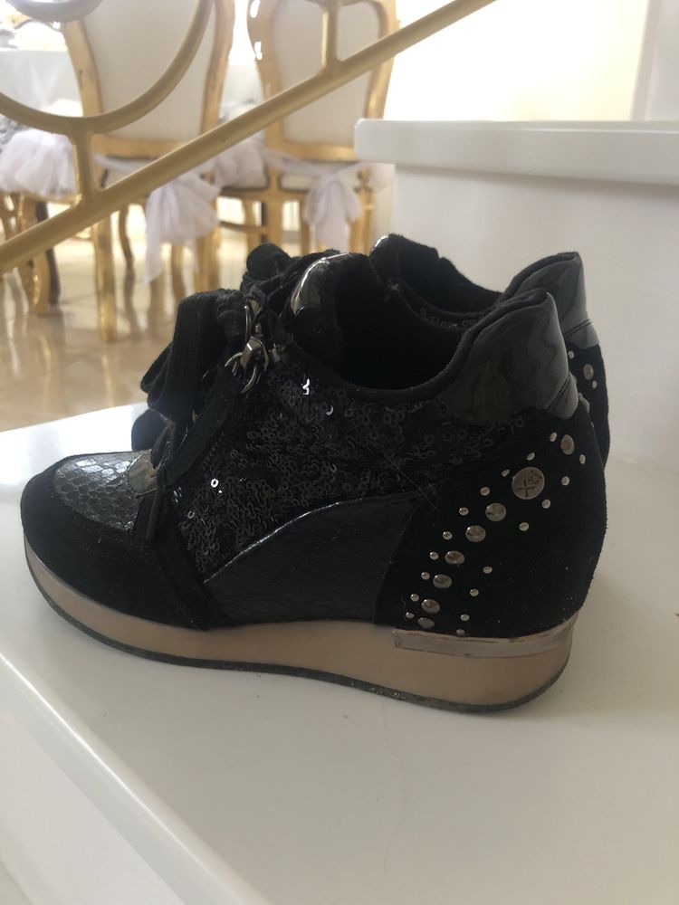 Sneakersy 36 czarne lakierowane na koturnie koturna