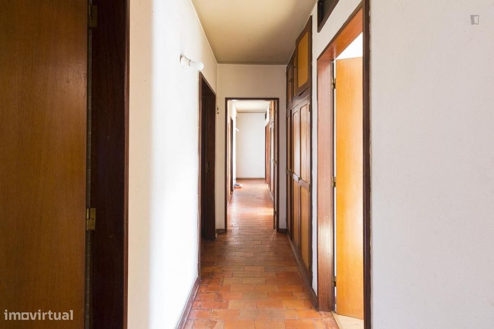 Quarto com cama de solteiro em apartamento com 6 quartos