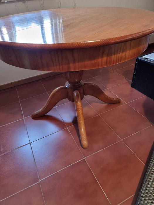 Mesa de jantar em estado usado.