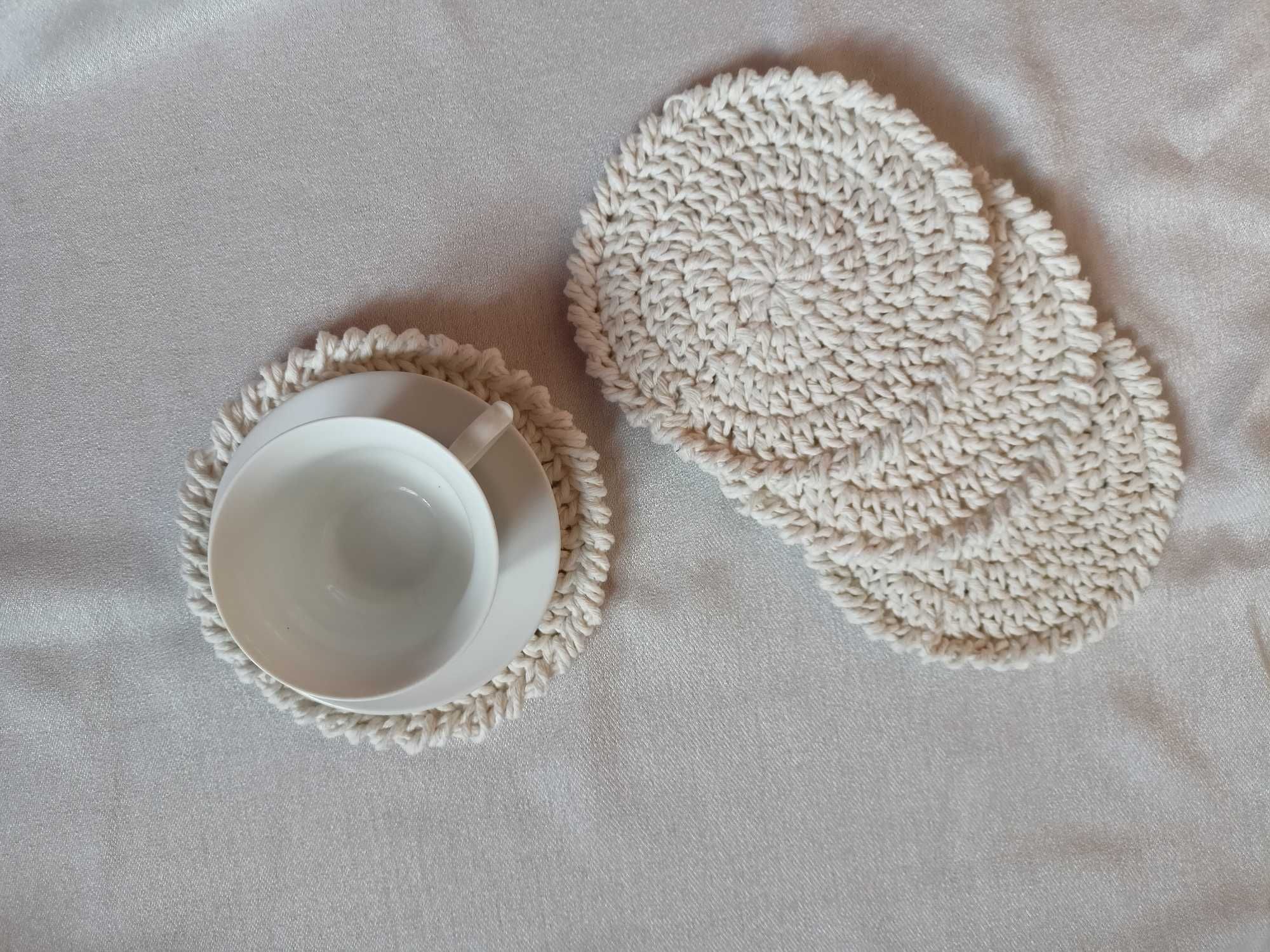 Białe szydełkowe podkładki
