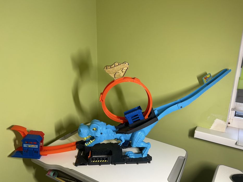 Трек hot wheels динозавр.