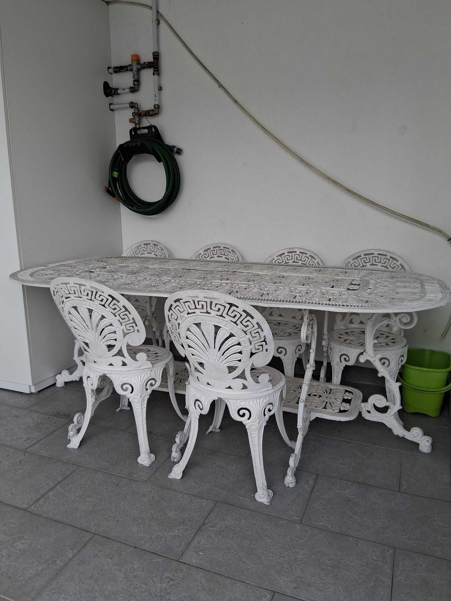 Mesa com cadeiras para jardim