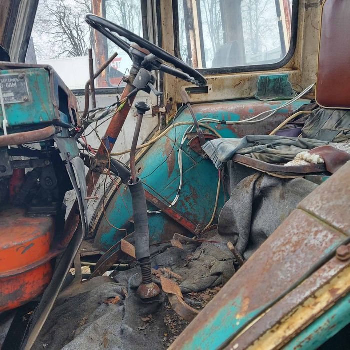 Трактор ЮМЗ 6 в робочему стані