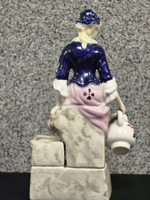 Porcelanowa figurka Dikolenko kobieta z dzbanem