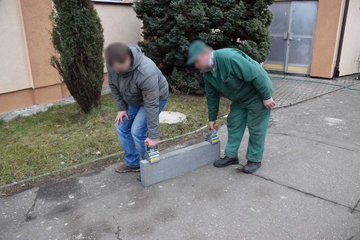 Ręczny chwytak walizkowy Mimal RCW do obrzeży krawężników kostki