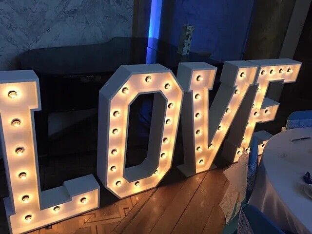 Unikalny napis litery LOVE oświetlenie idealna dekoracja na wesele