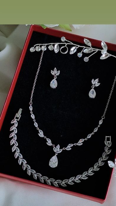 Delikatny komplet biżuterii ślubnej