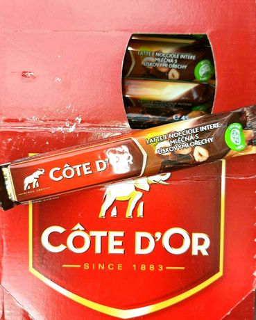 Чёрный и молочный бельгийский шоколад с орехами Cote D'Or. 45г.