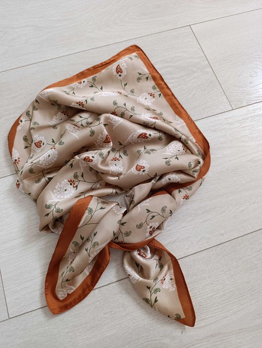 Chustka we wzorki karmel beż