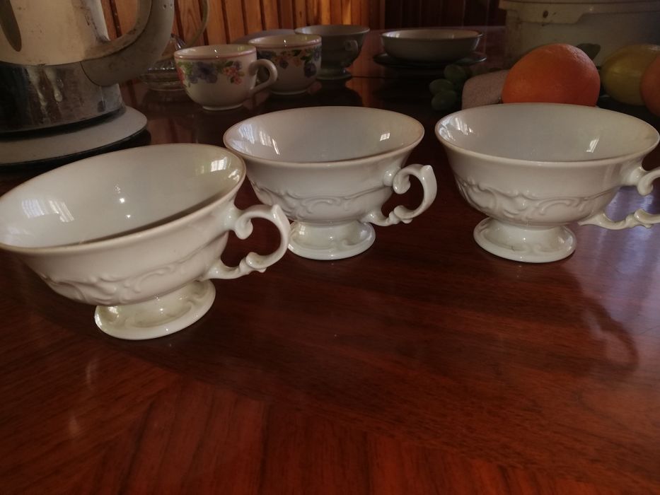 Trzy filiżanki porcelanowe z PRL