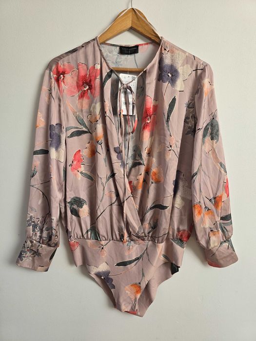 Przewiewne body w kwiaty Zara