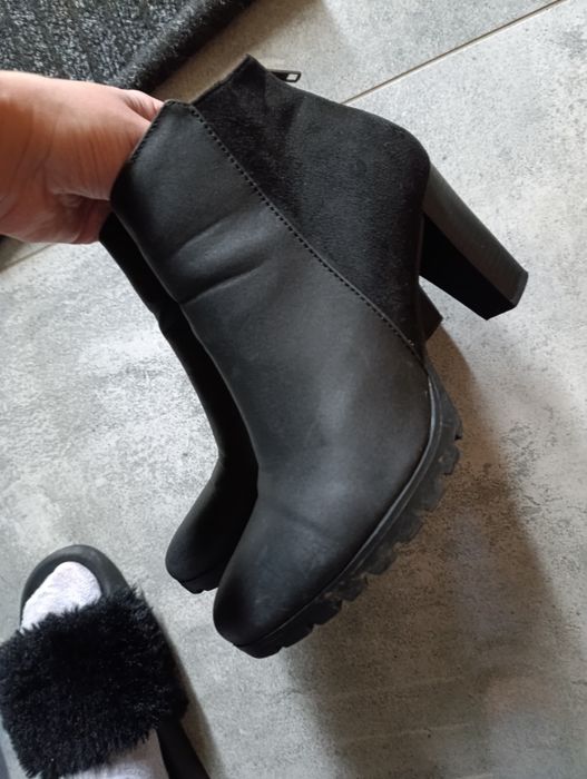 Botki na Obcasie z zamkiem z tyłu.