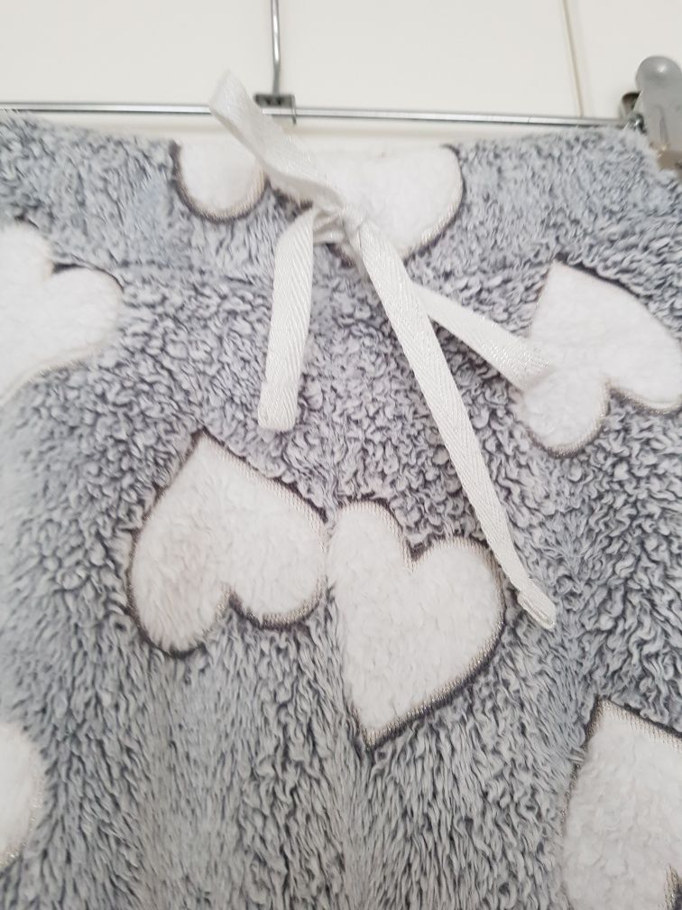 Białe serduszka serca szare spodnie polarowe rozmiar 40/42 L XL
