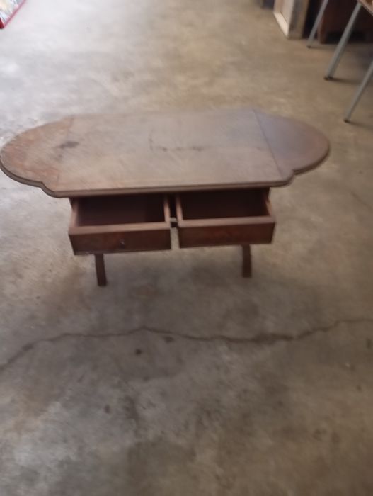 Vendo esta mesa muita bonita bom estado
