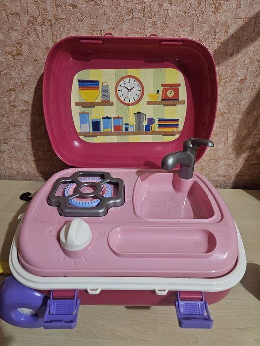 Валіза дитяча разом з посудом + піца на магніті