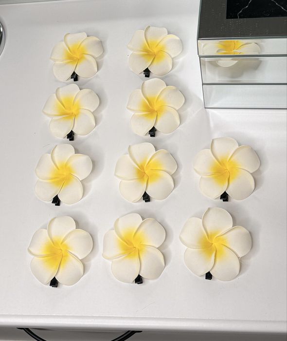 Kwiat orchidea storczyk biały spinka do włosów na wakacje