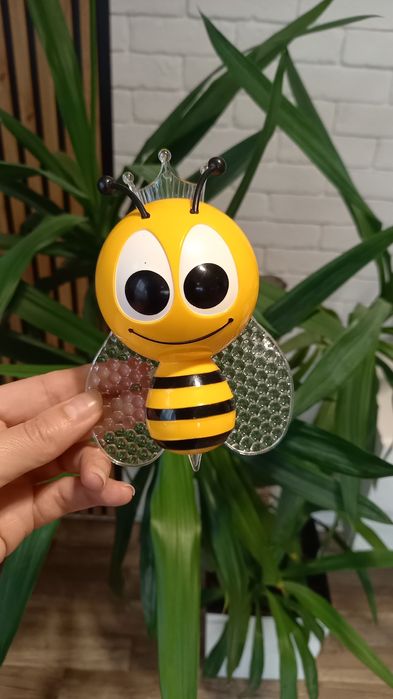 Lampka nocna do kontaktu pszczółka