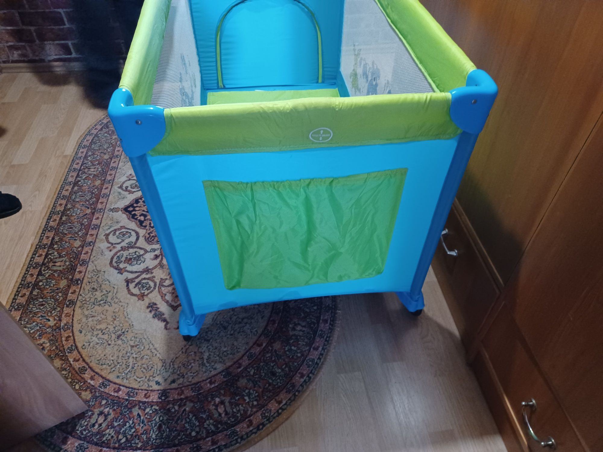 Łóżeczko dziecięce składane na kółkach