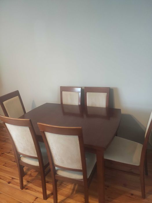 Stół z krzesłami