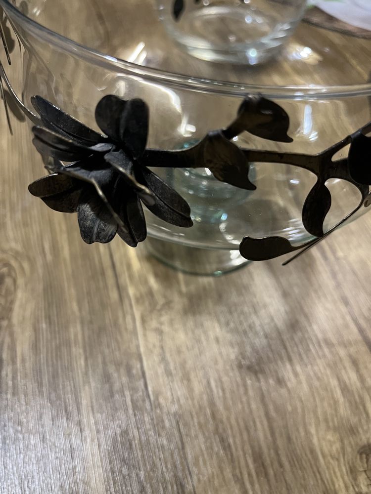 Komplet wazon na kwiaty oraz patera zdobione motywami z metalu