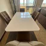 Mesa de jantar retangular laca branco com pés em madeira