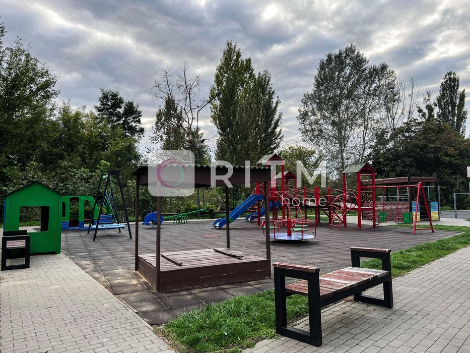 Продається простора квартира в ЖК «Над рікою» на першому поверсі.