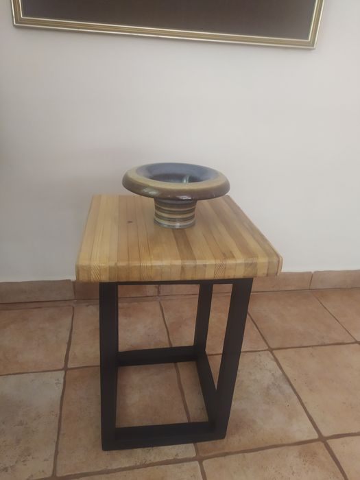 Stoliczek Pomocniczek - rękodzieło z odzyskanego drewna