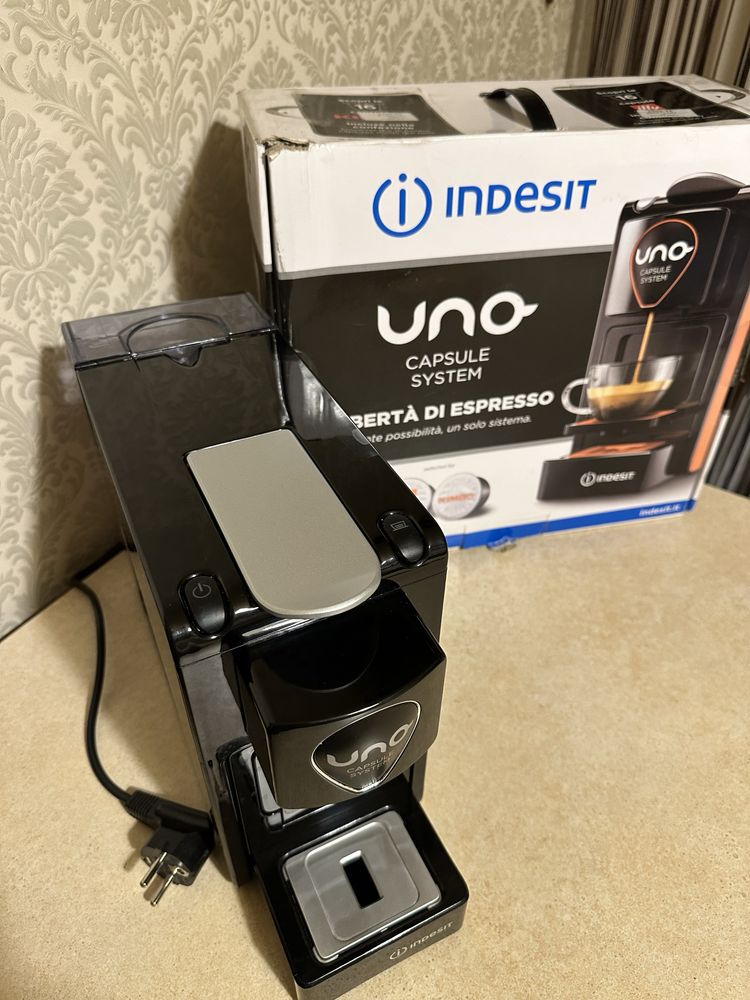 Кофеварка , кофемашина, кавоварка , кавомашина Indesit Uno