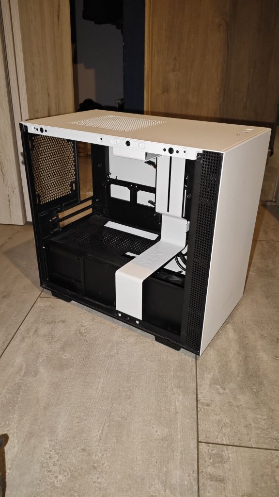 Obudowa ITX NZXT H210