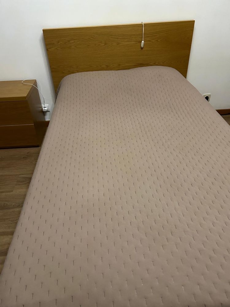 2 camas de solteiro + mesa cabeceira