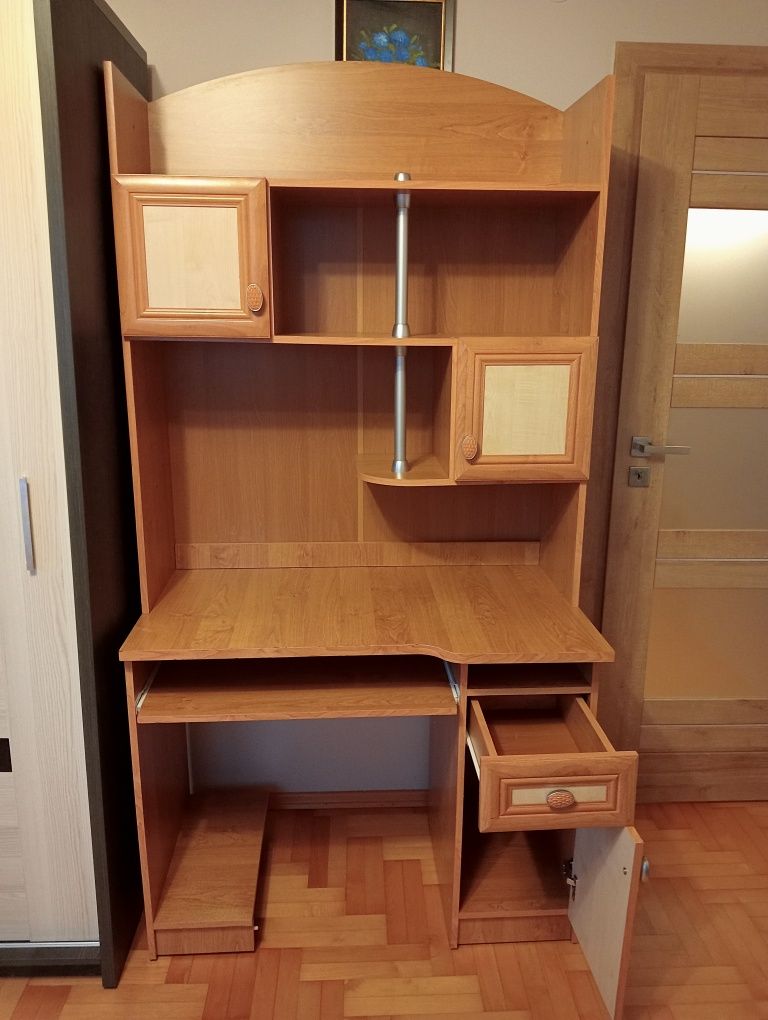 Biurko z szafką.
