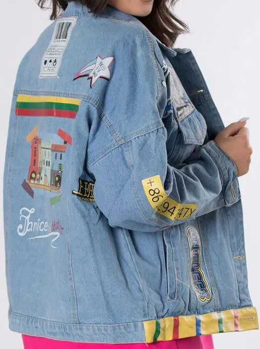 Jeansowa kurtka oversize z naszywkami.