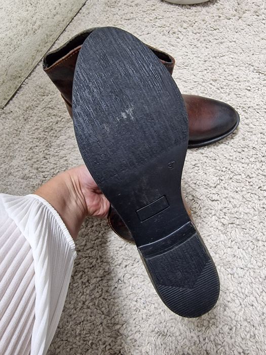 Botas novas em pele 37