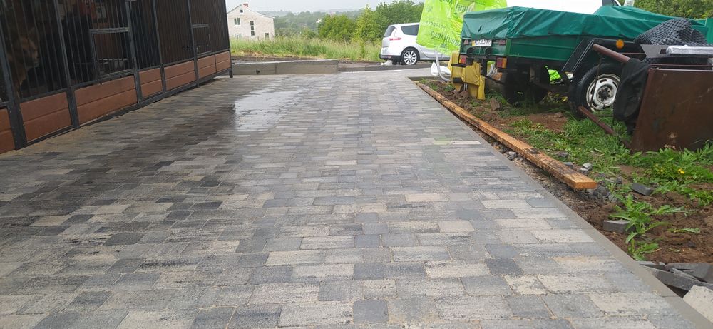 Вкладання брукiвки [Укладка тротуарной плитки]