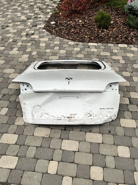 Лиада Tesla Y под ремонт, рихтовку